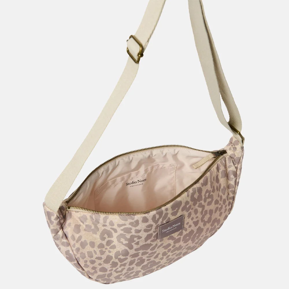 Studio Noos Puffy Adult fannypack crossbody tas beige leopard bij Duifhuizen