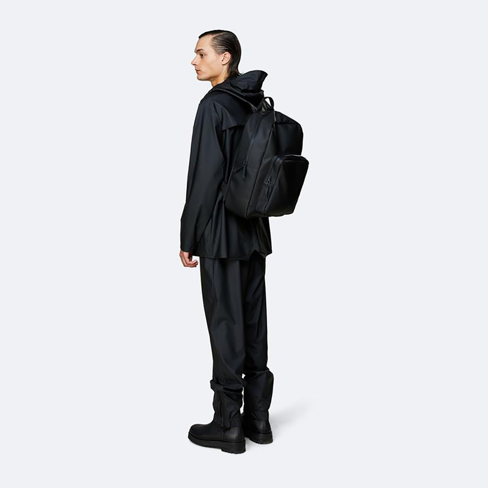 Rains Base Bag 13 inch black bij Duifhuizen