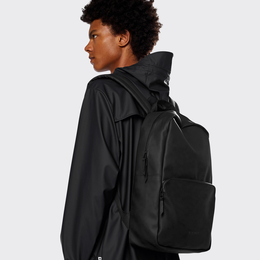 Rains Field Bag rugzak 17 inch black bij Duifhuizen