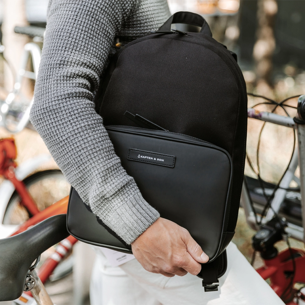 Kapten & Son Aalborg rugzak 14 inch all black bij Duifhuizen