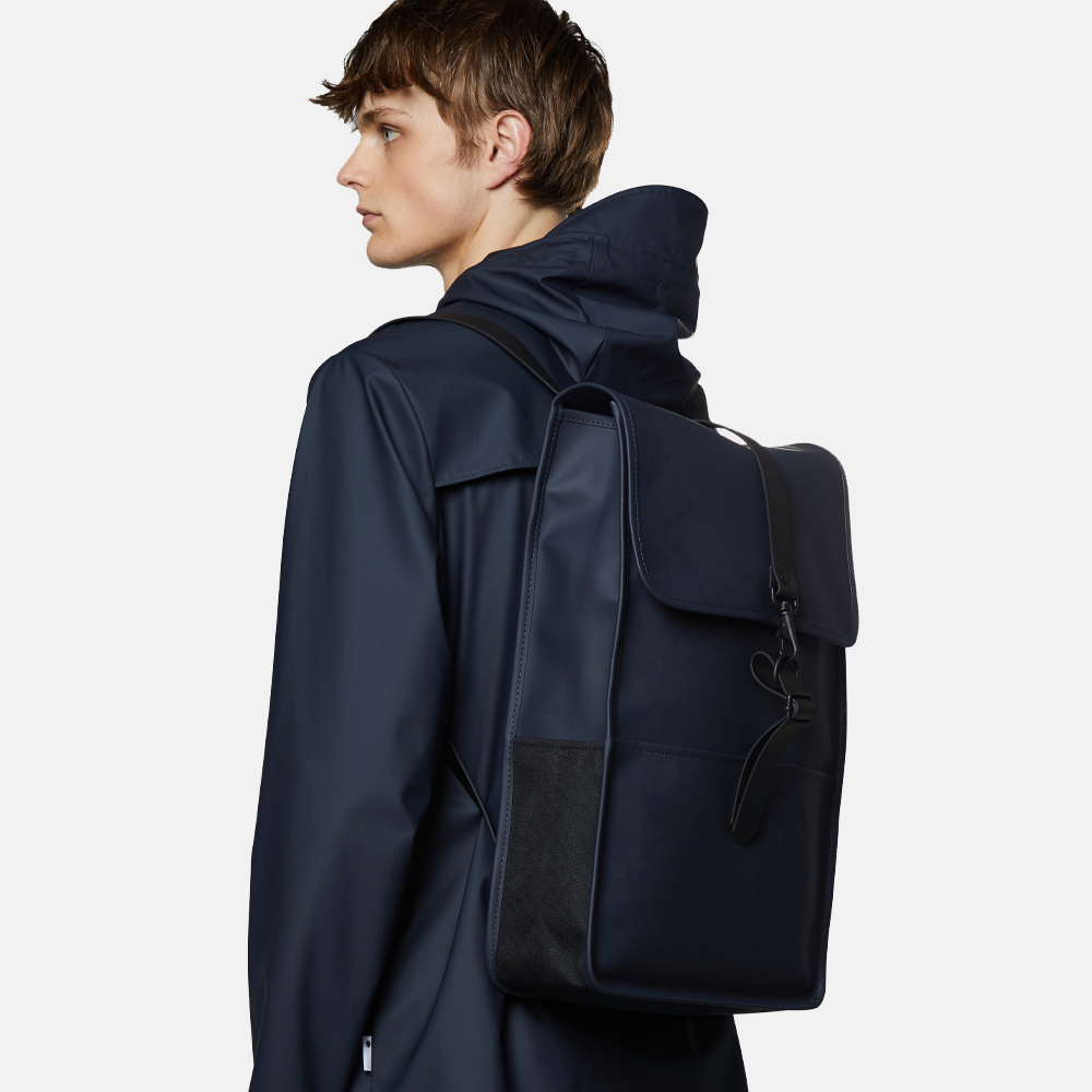 Rains rugzak 15 inch navy bij Duifhuizen