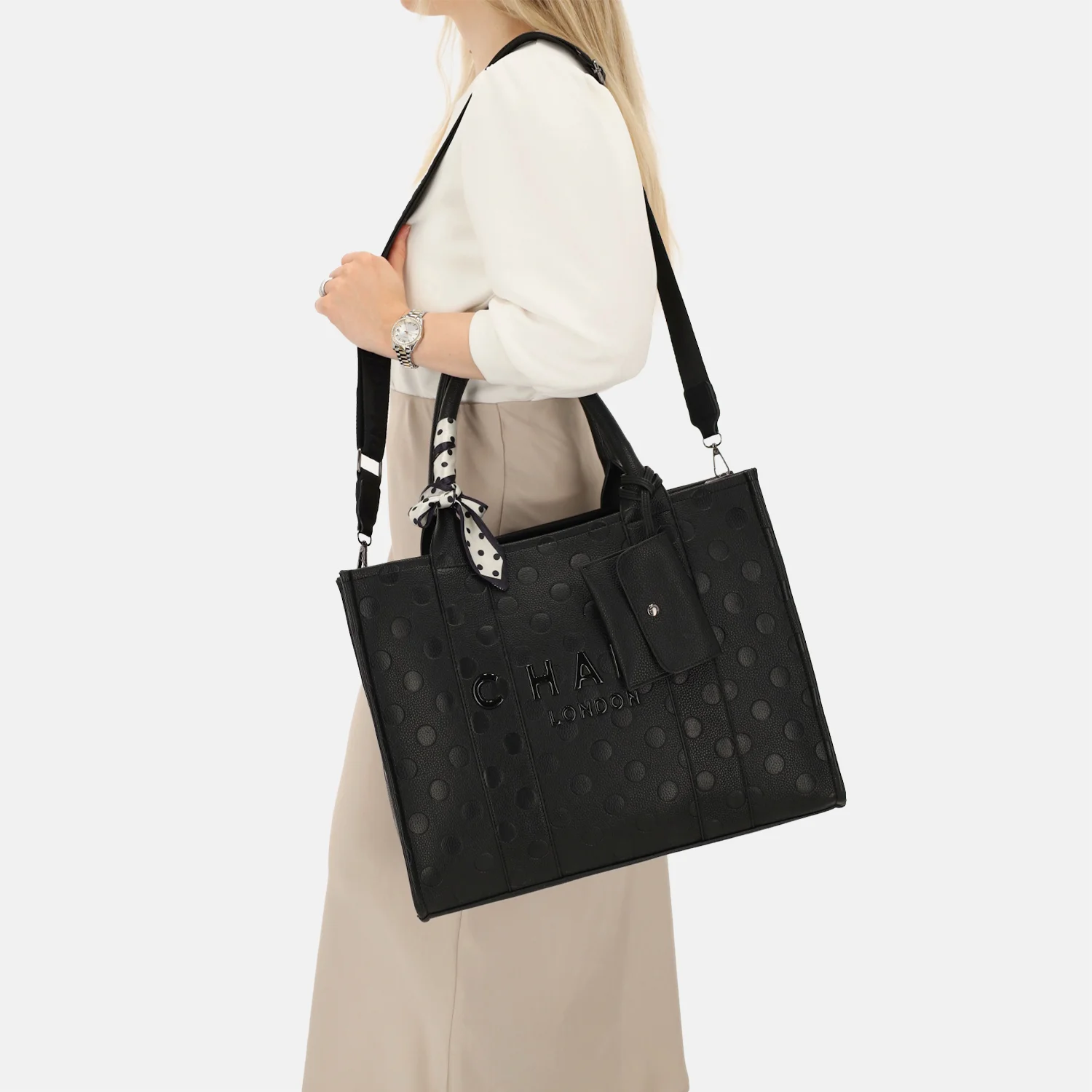 Charm London Bond Avenue handtas 15 inch polkadot zwart bij Duifhuizen