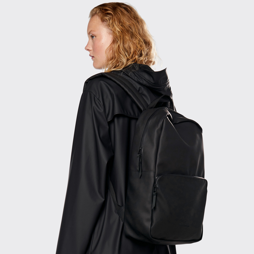 Rains Field Bag rugzak 17 inch black bij Duifhuizen