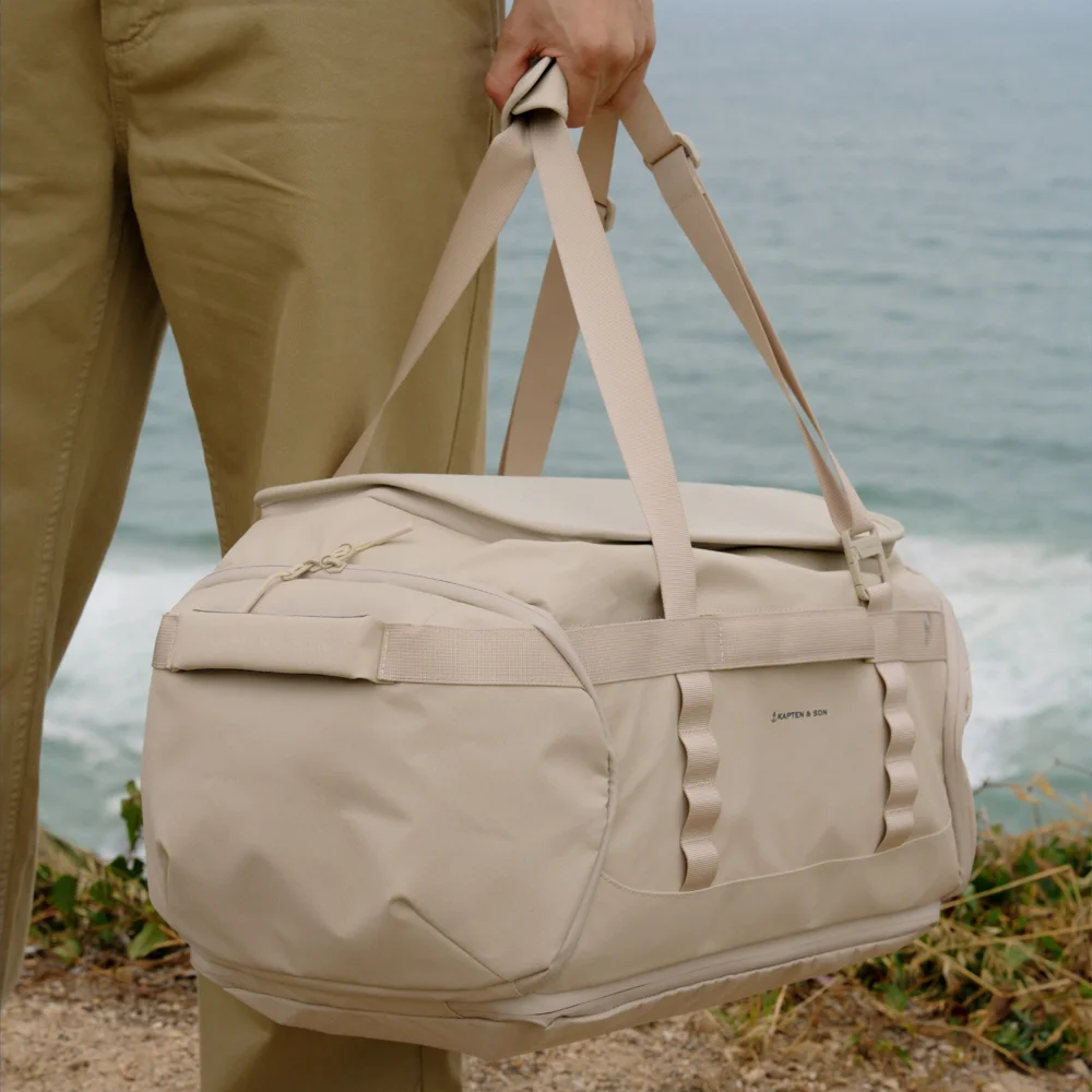 Kapten & Son Lisbon duffle rugzak sandstone bij Duifhuizen