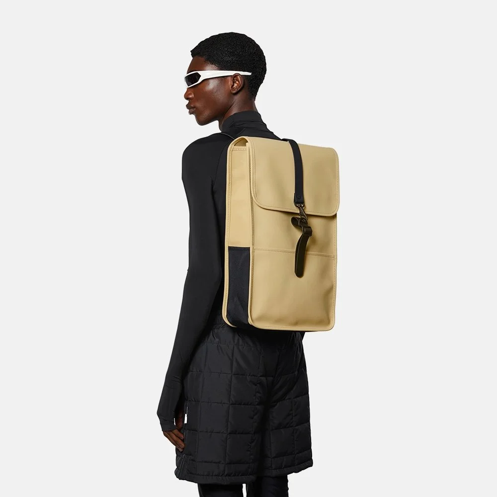 Rains rugzak 15 inch sand bij Duifhuizen