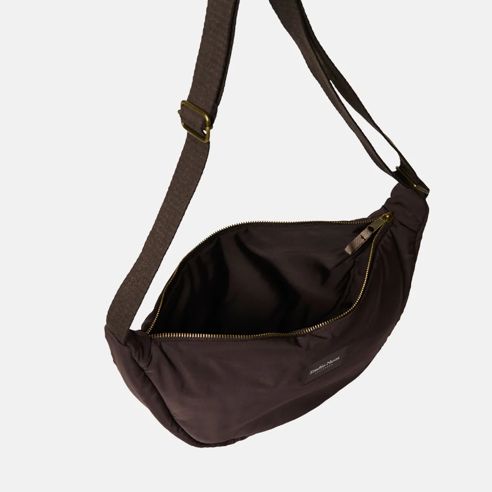 Studio Noos Puffy Adult fannypack crossbody tas bruin bij Duifhuizen