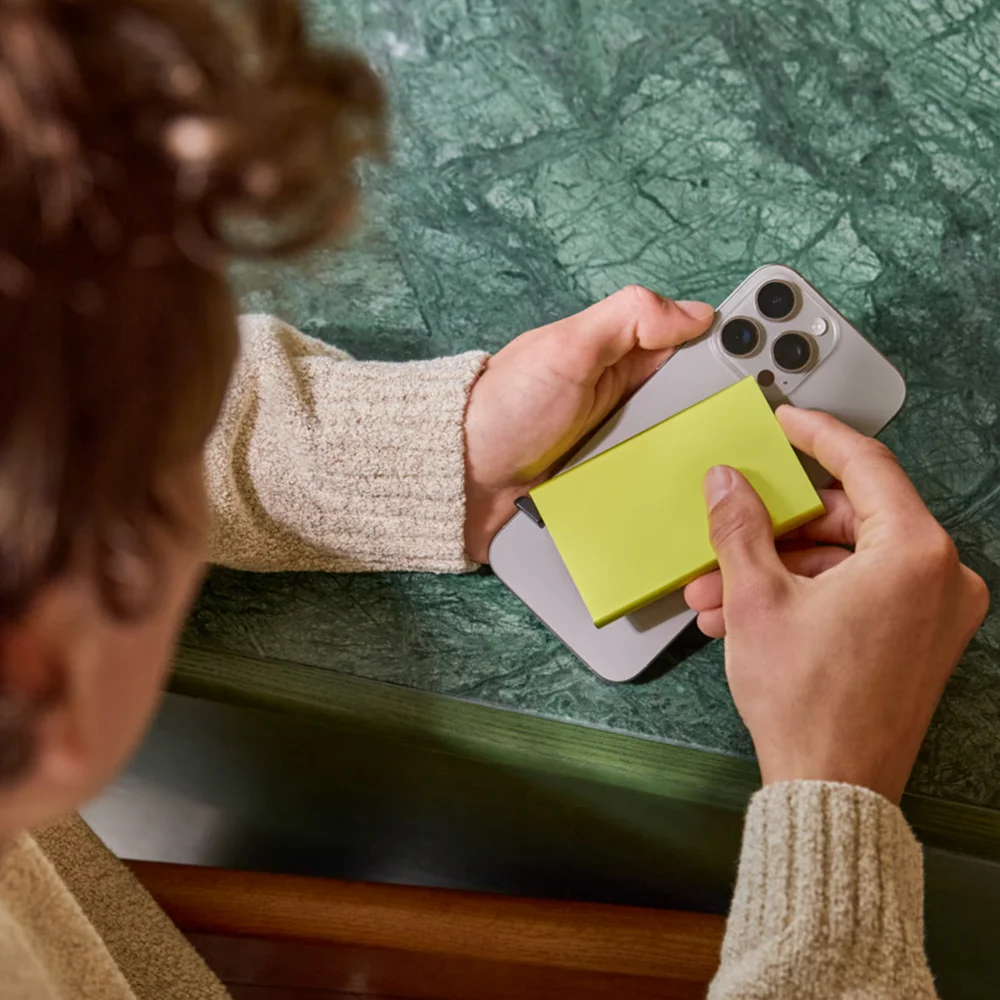 Secrid Cardprotector pasjeshouder Magsafe lime bij Duifhuizen