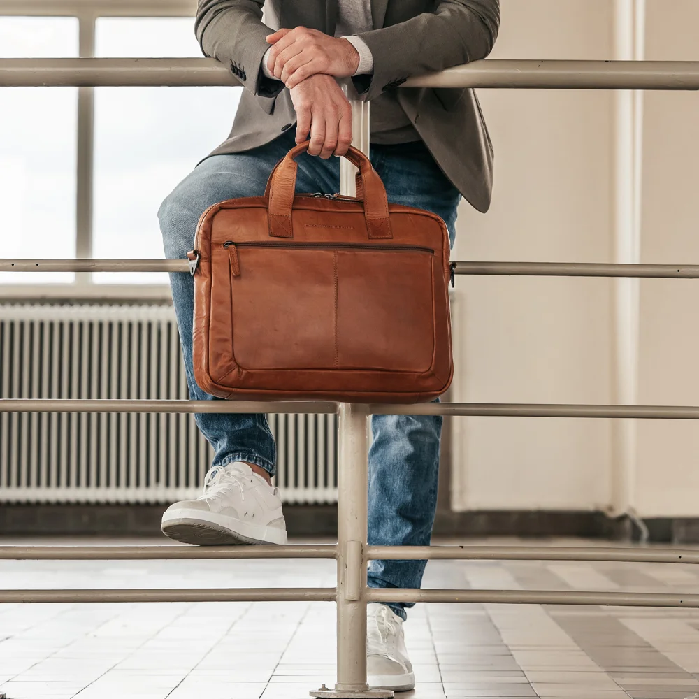 Chesterfield Calvi laptoptas 15.6 inch cognac bij Duifhuizen