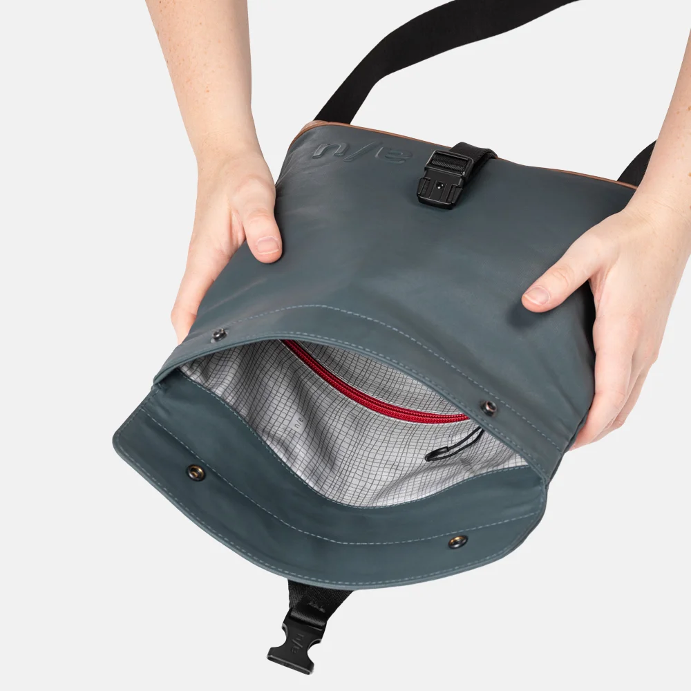 Aunts and Uncles Yao rolltop crossbody tas cosmic void bij Duifhuizen