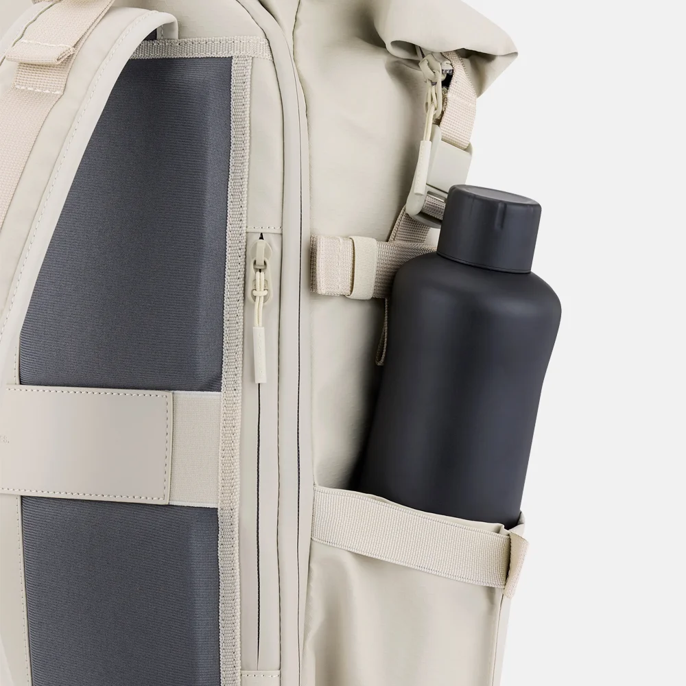 Kapten & Son Lisbon roll-top laptoprugzak sandstone bij Duifhuizen
