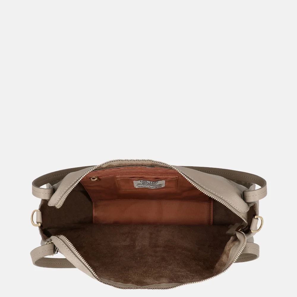 Loulou Essentiels Lou schoudertas soft sepia bij Duifhuizen