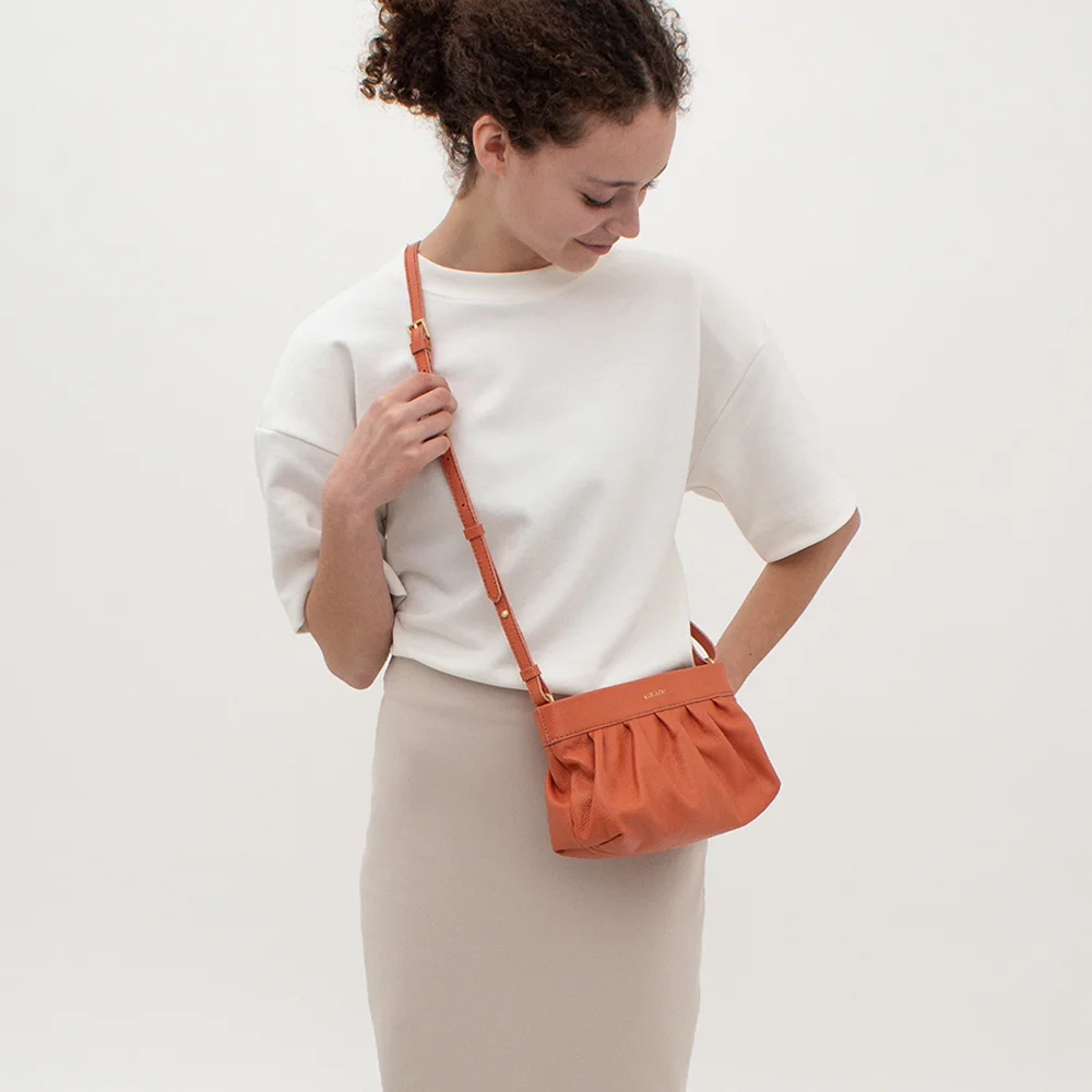 Loulou Essentiels Sophie crossbody tas apricot bij Duifhuizen