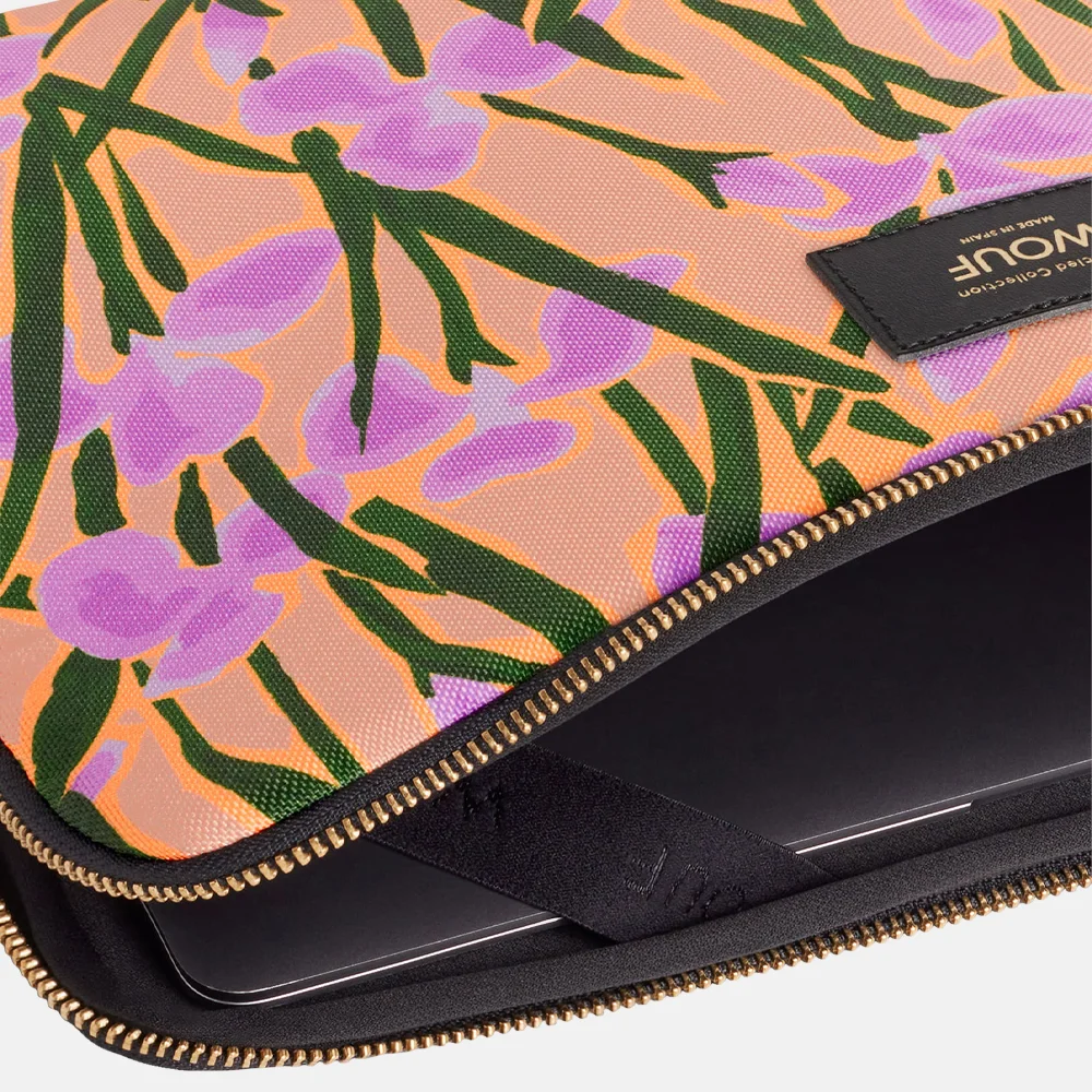 Wouf Iris laptophoes 13/14 inch Flowers bij Duifhuizen