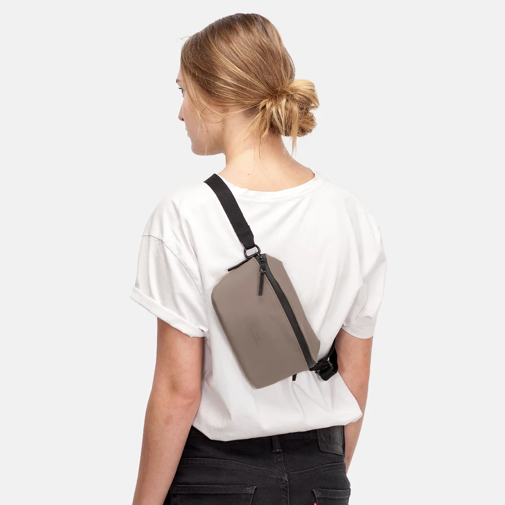Ucon Acrobatics Jona crossbody tas dark sand bij Duifhuizen