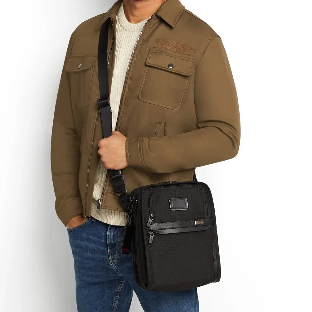 Tumi organizer crossbody tas black bij Duifhuizen