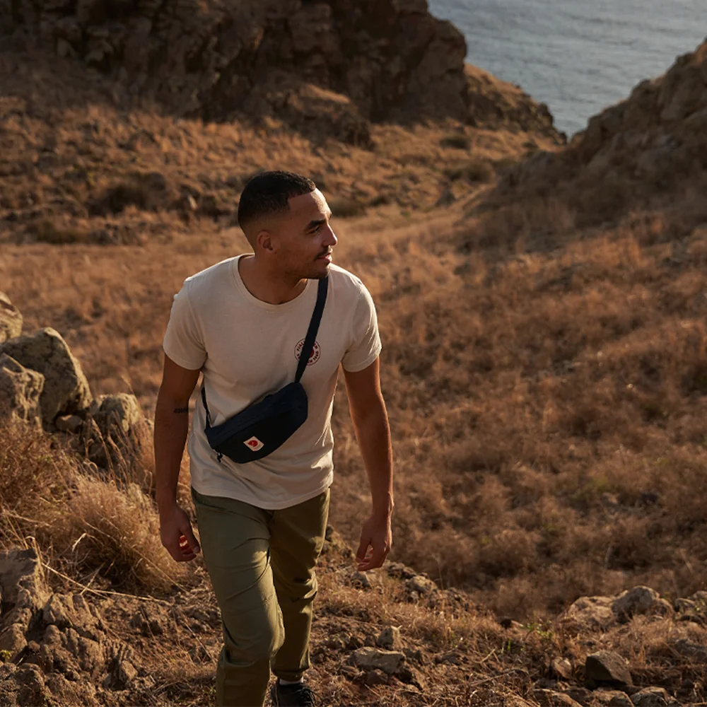 Fjallraven Ulvo heuptas black bij Duifhuizen
