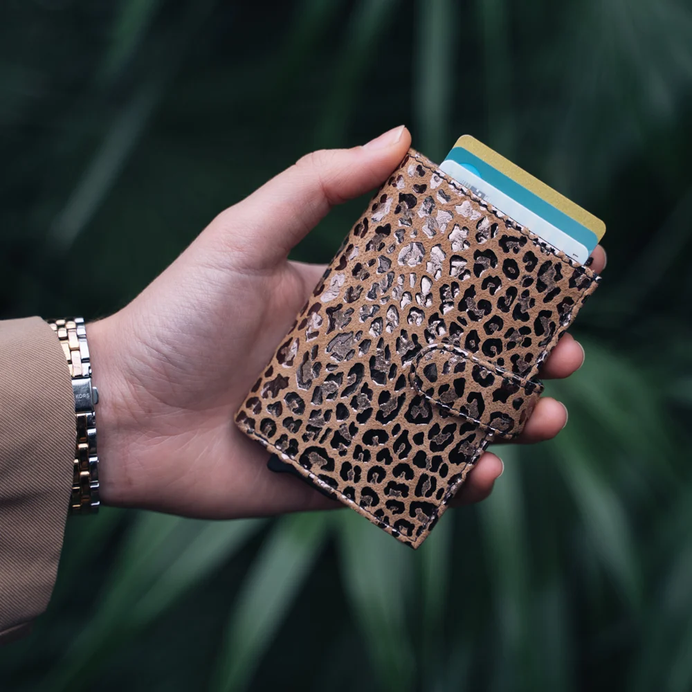 Charm London pasjeshouder panter camel bij Duifhuizen