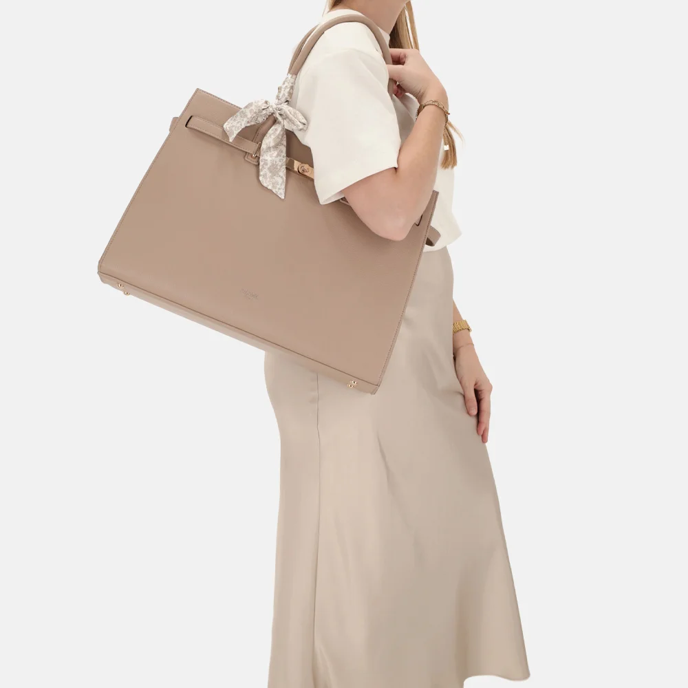 Charm London The Hamptons laptopshopper 15 inch lichttaupe bij Duifhuizen