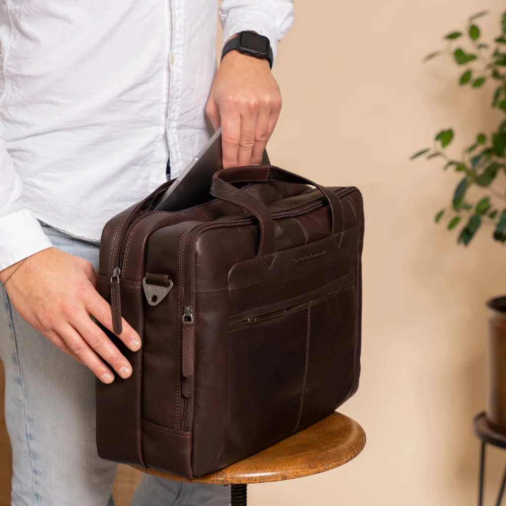 Chesterfield Ryan laptoptas 17 inch dark brown bij Duifhuizen