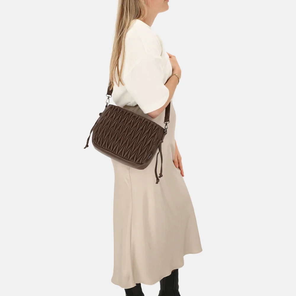 Charm London West End crossbody tas smocked donkerbuin bij Duifhuizen