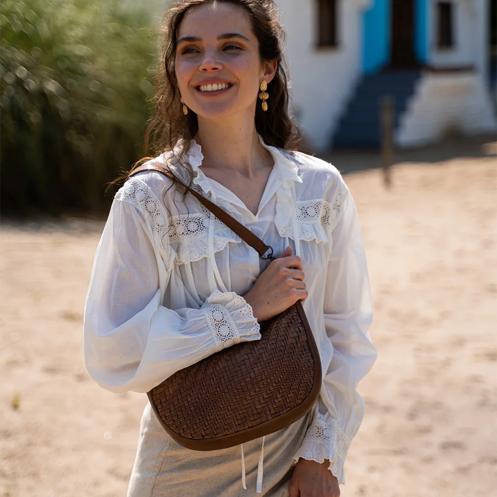 Hide & Stitches schoudertas vlechtwerk bruin bij Duifhuizen