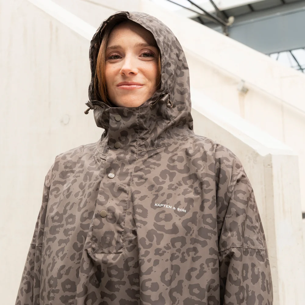 Kapten & Son regenjas/poncho leo dark brown bij Duifhuizen