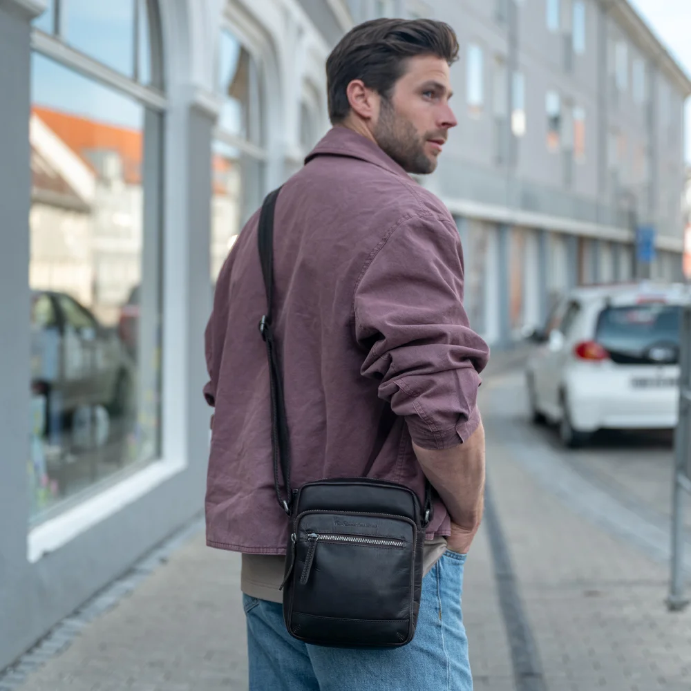Chesterfield Birmingham schoudertas black bij Duifhuizen