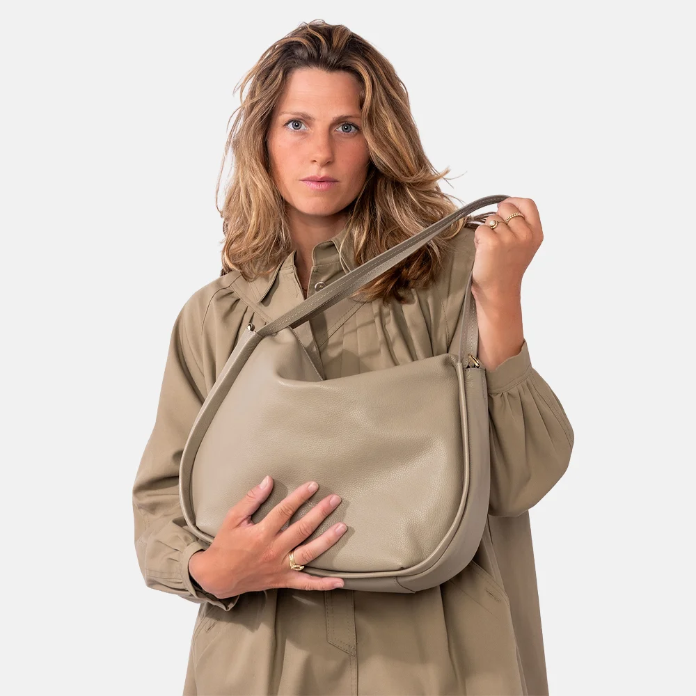 Loulou Essentiels Lou schoudertas soft sepia bij Duifhuizen