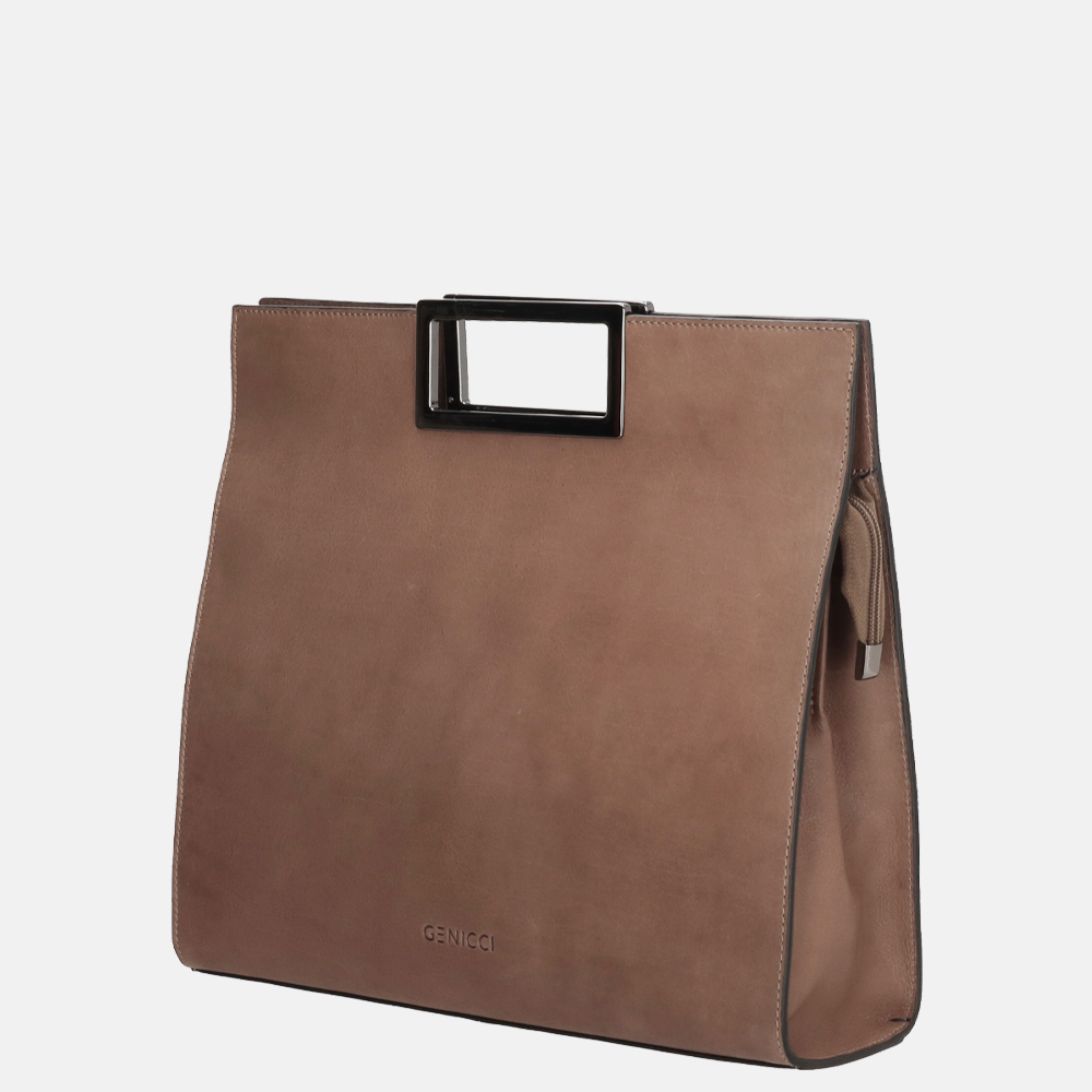 Genicci Liv handtas zand bij Duifhuizen