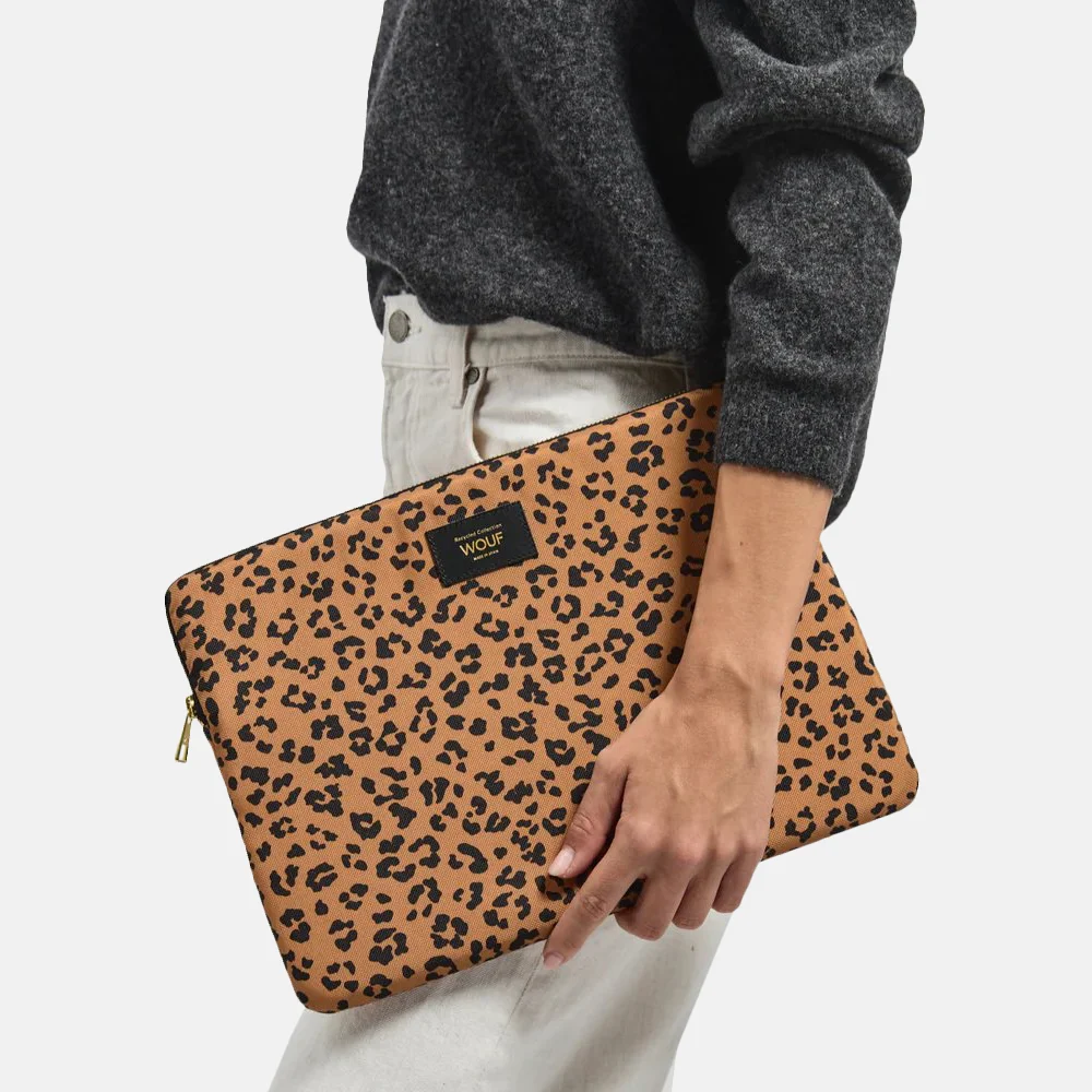 Wouf Agar laptophoes 15/16 inch leopard bij Duifhuizen