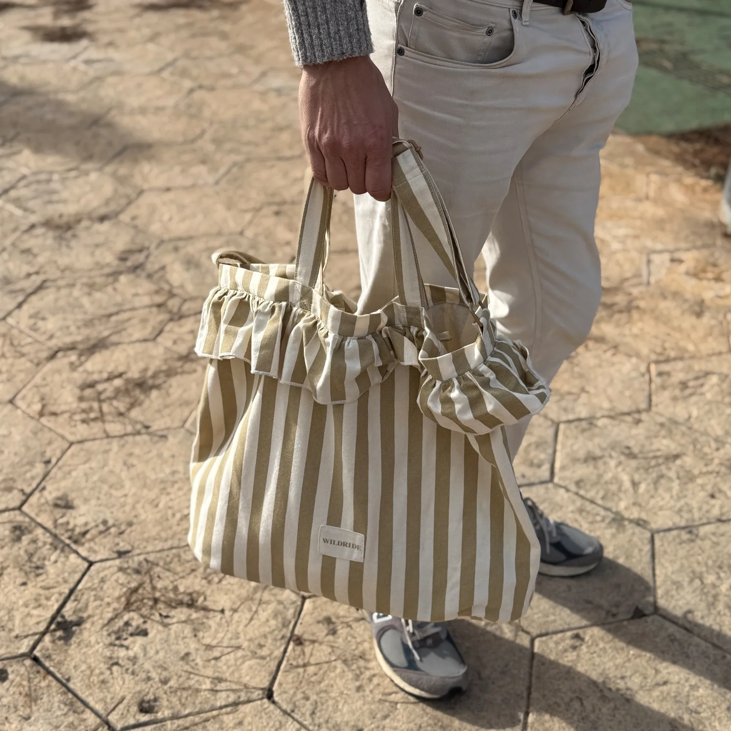Wildride Ruffle shopper beige stripe bij Duifhuizen