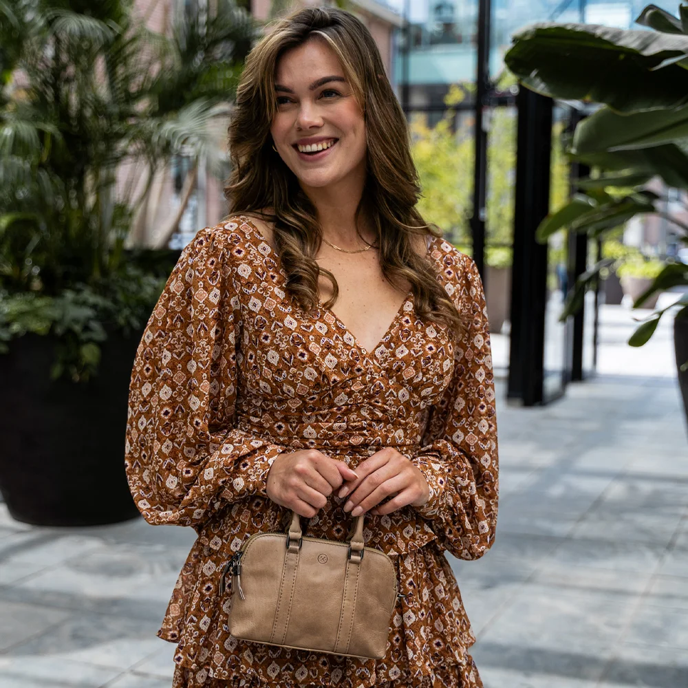 Hide & Stitches Porto handtas S taupe bij Duifhuizen