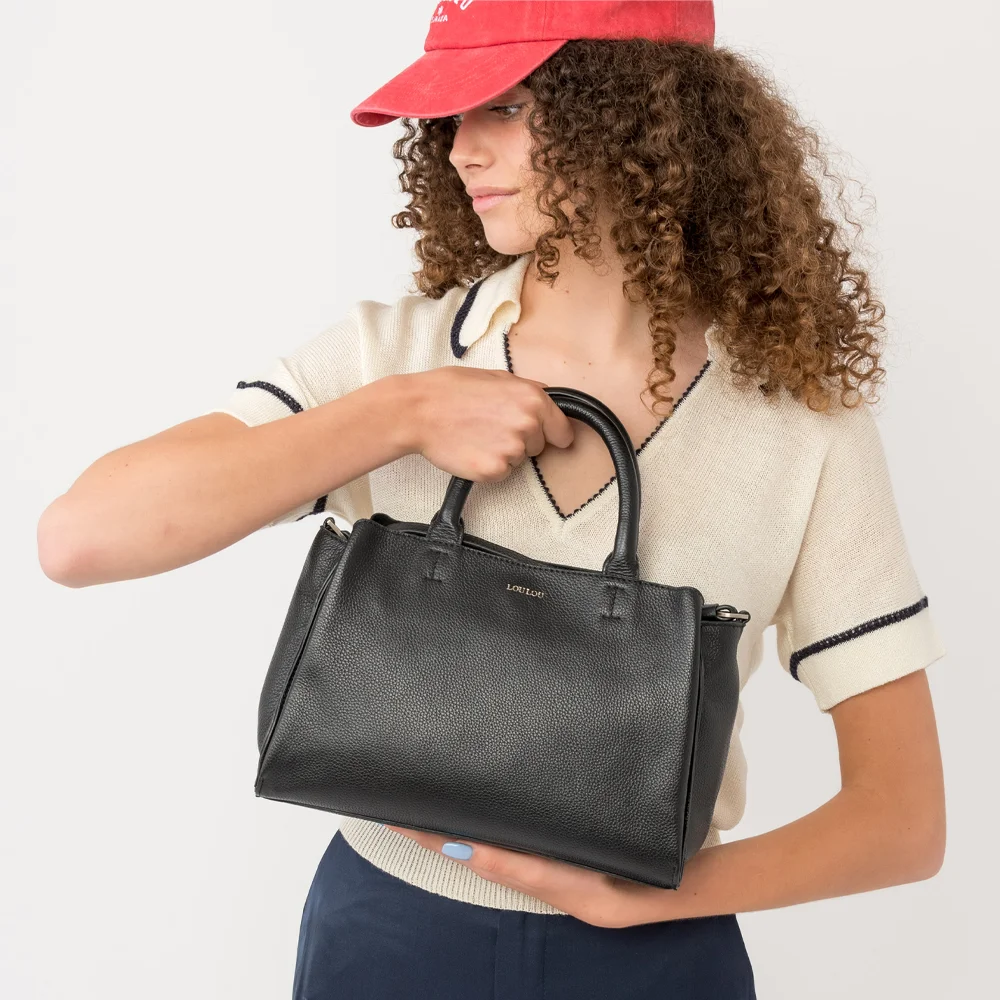 Loulou Essentiels Vera handtas M black bij Duifhuizen