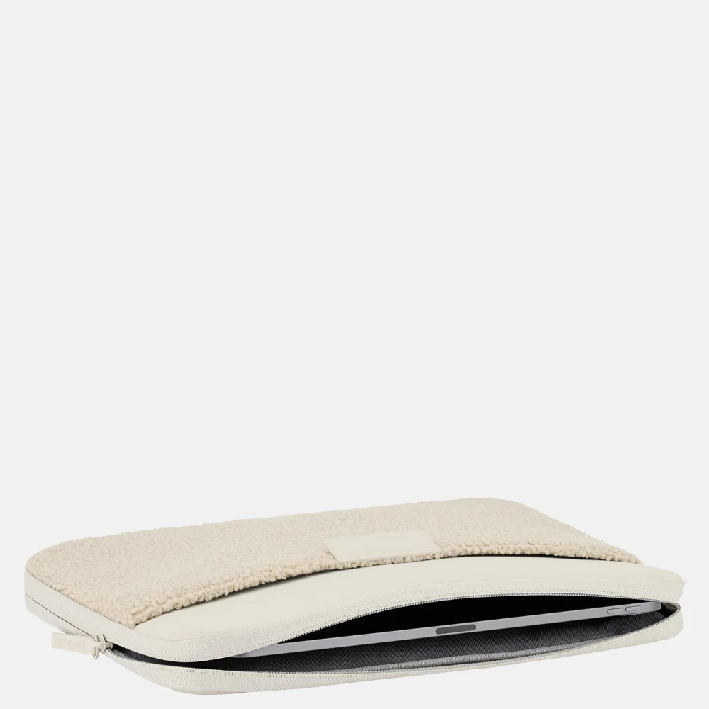 Kapten & Son Vinstra laptophoes 14 inch sandstone fleece bij Duifhuizen