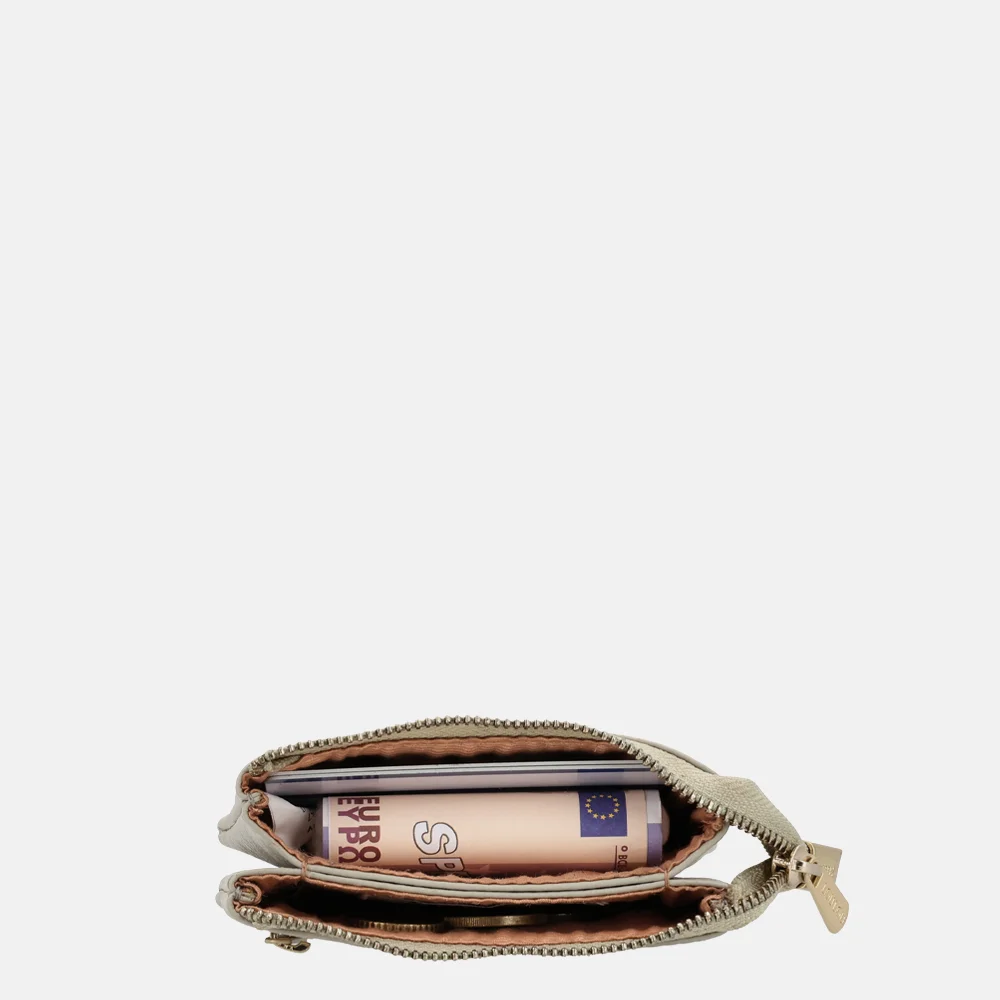 Loulou Essentiels Camille pasjeshouder fog bij Duifhuizen