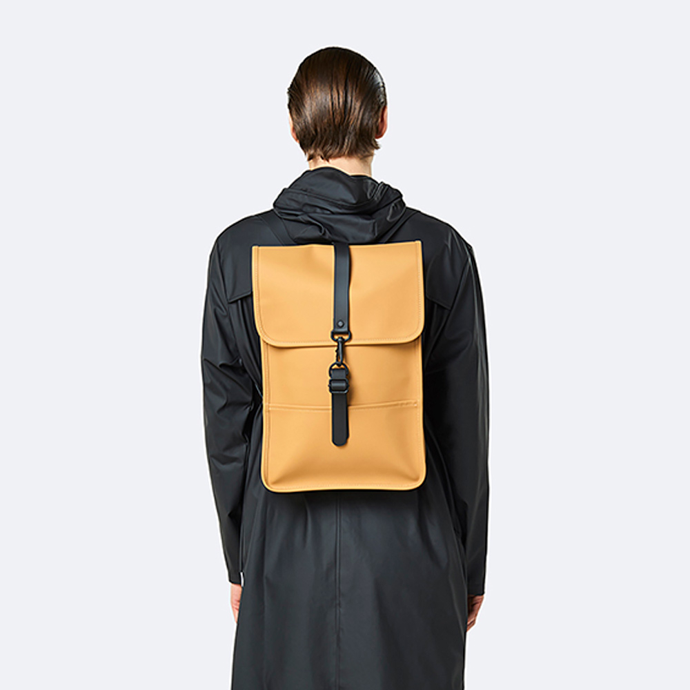 Rains rugzak mini khaki bij Duifhuizen