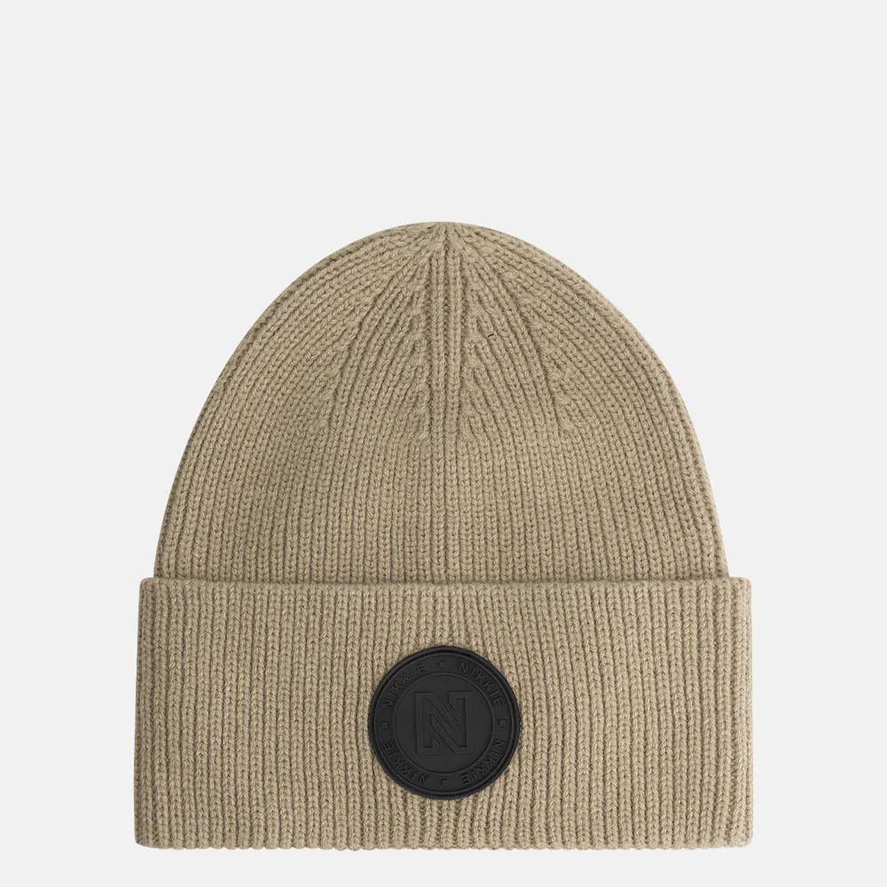 Nikkie Round Patch beanie dark humus bij Duifhuizen