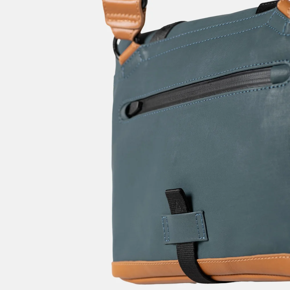 Aunts and Uncles Yao rolltop crossbody tas cosmic void bij Duifhuizen