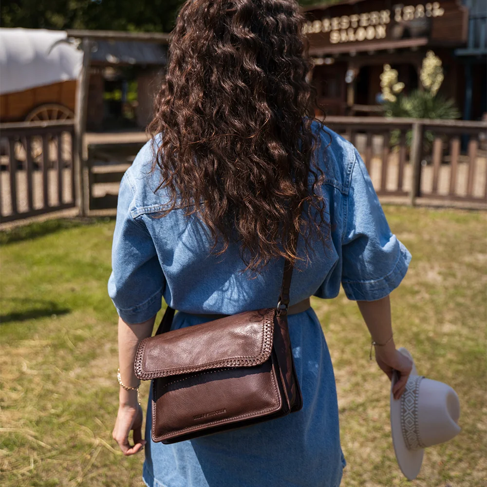 Hide & Stitches Country crossbody tas overslag donkerbruin bij Duifhuizen