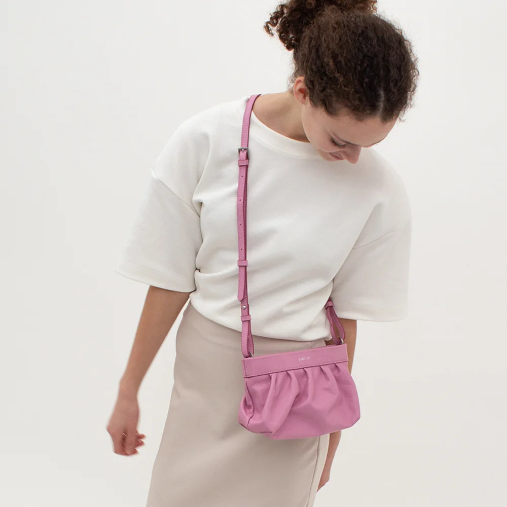 Loulou Essentiels Sophie crossbody tas kobi pink bij Duifhuizen