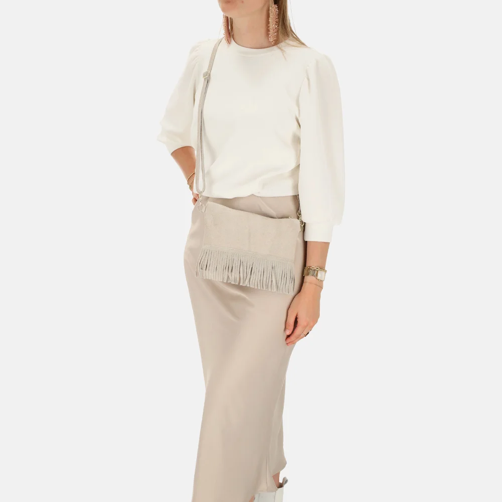 Charm London suède crossbody tas franjes zand bij Duifhuizen