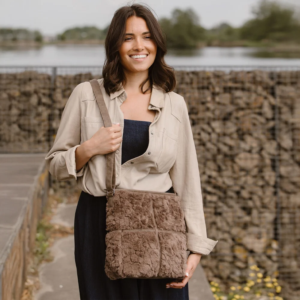 Enrico Benetti Fay crossbody tas teddy middentaupe bij Duifhuizen