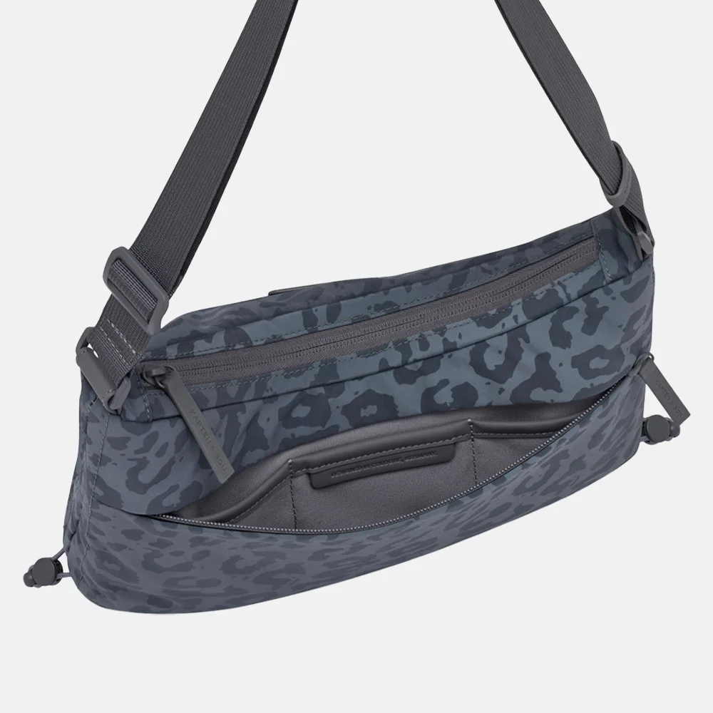Kapten & Son Skara LEO crossbody tas S dark grey leo bij Duifhuizen