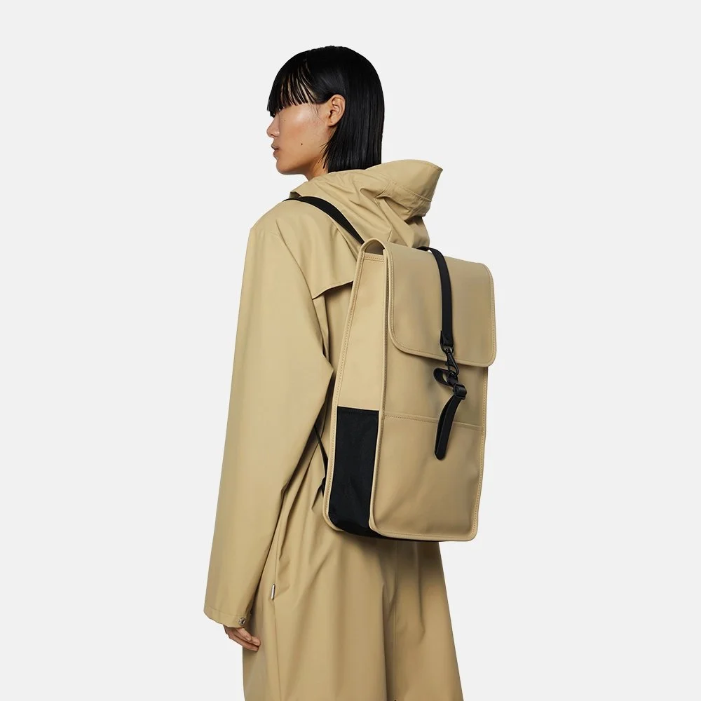 Rains rugzak 15 inch sand bij Duifhuizen