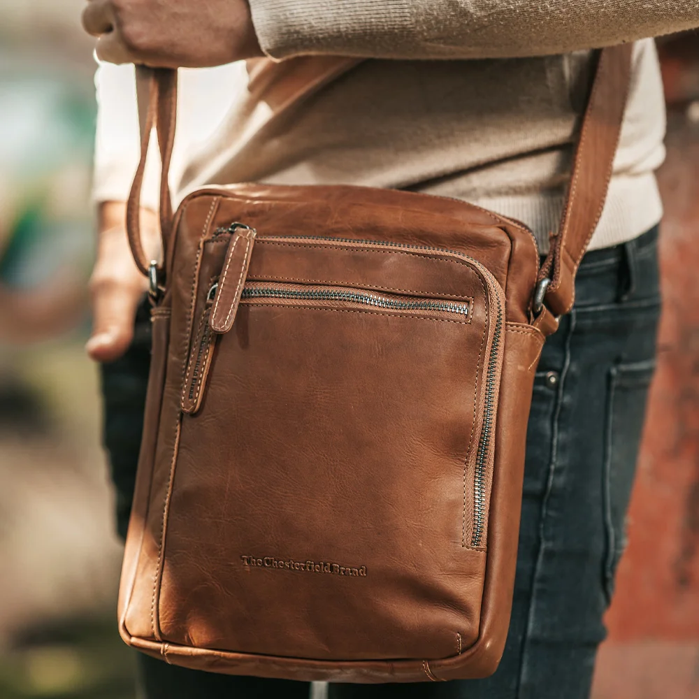 Chesterfield Dessau schoudertas cognac bij Duifhuizen