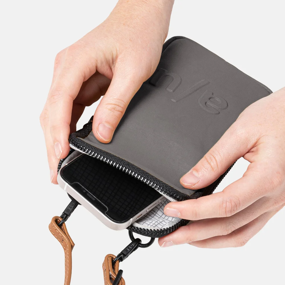 Aunts and Uncles Japan Uji telefoontas gravity grey bij Duifhuizen