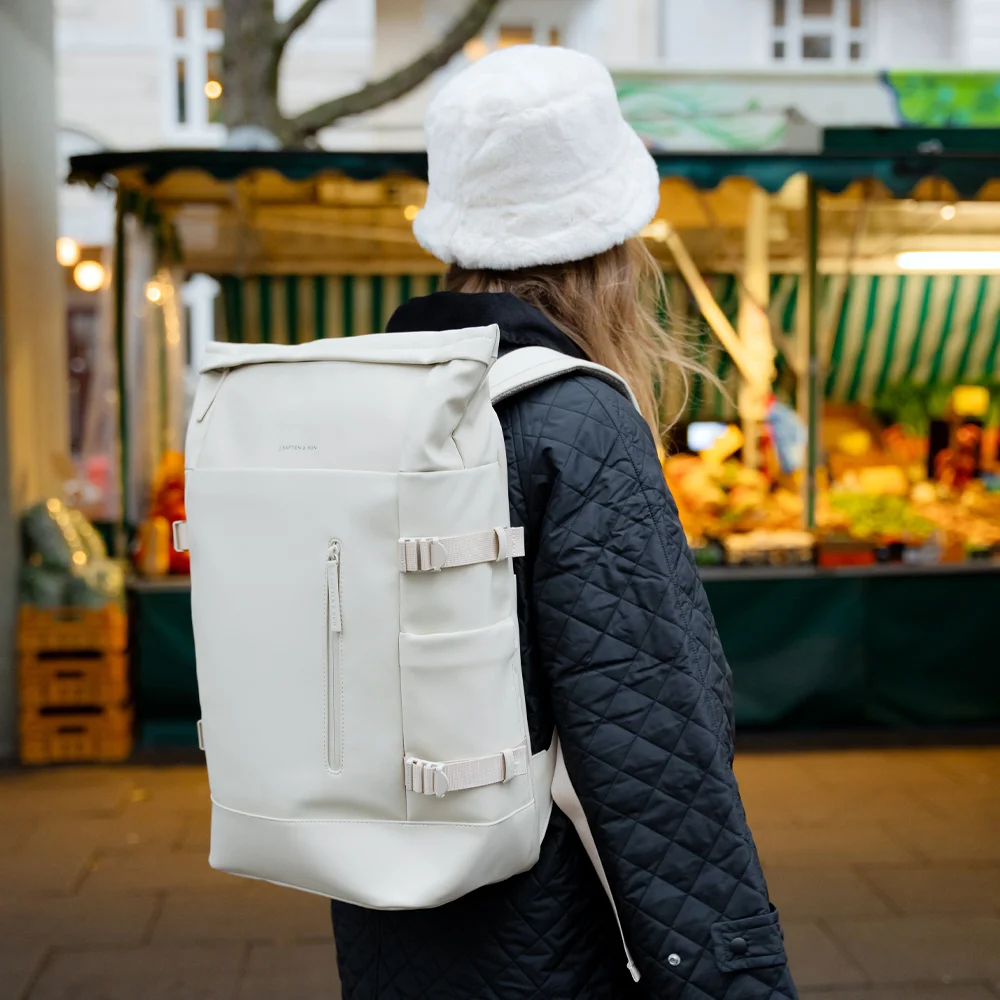 Kapten & Son Helsinki Pro rugzak 15 inch sandstone bij Duifhuizen