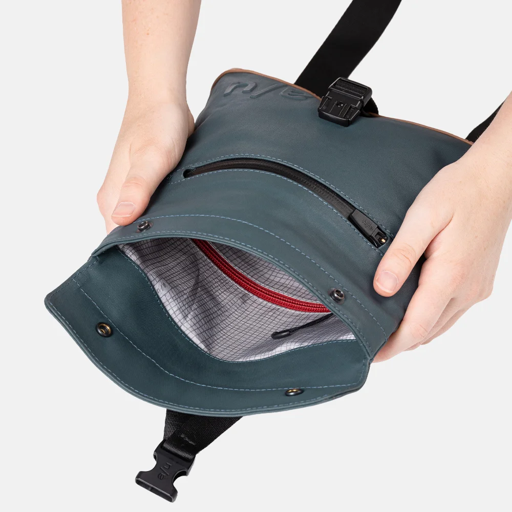 Aunts and Uncles Japan Tsu crossbody tas/heuptas cosmic void bij Duifhuizen