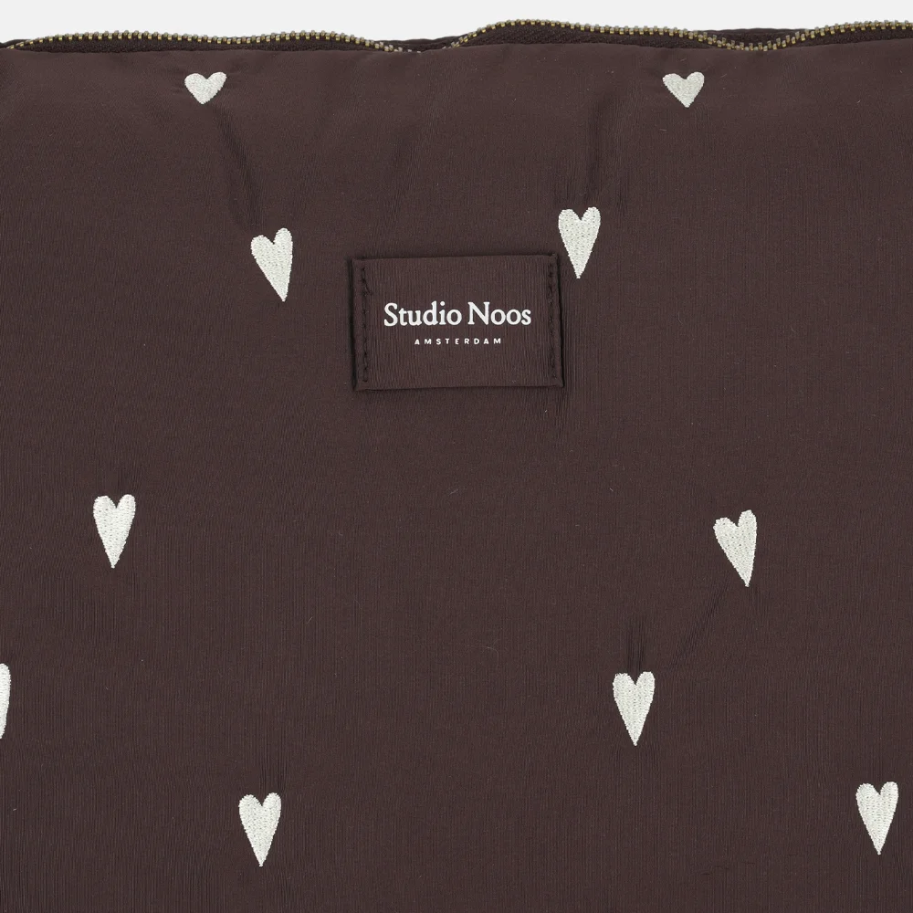 Studio Noos Puffy luiertas dark brown hearts bij Duifhuizen