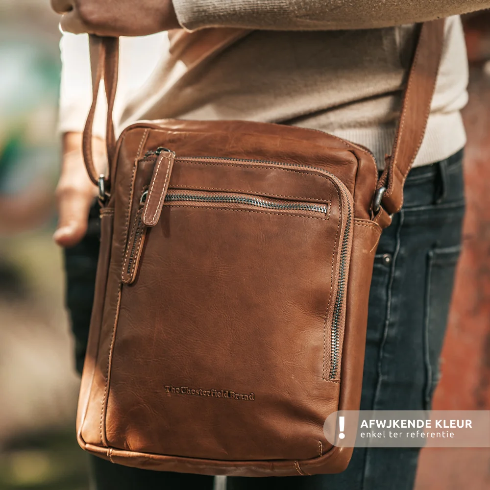 Chesterfield Dessau schoudertas black bij Duifhuizen